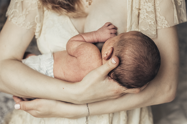 La leche materna es el alimento principal y exclusivo de un bebé en los primeros seis meses de vida