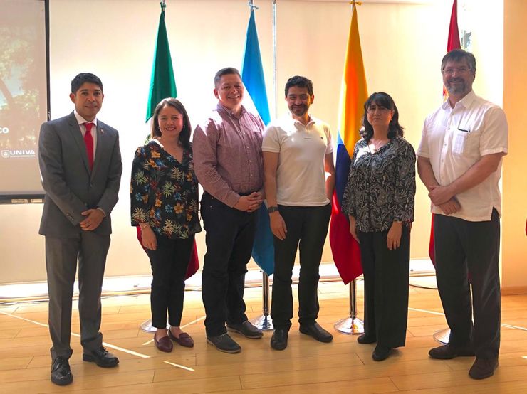 La profesora Ceballos y el profesor González también se reunieron con el Cónsul de Colombia en Guadalajara